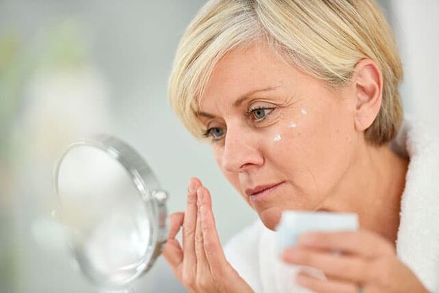 Aplicación matutina de una crema hidratante facial marcada 50+