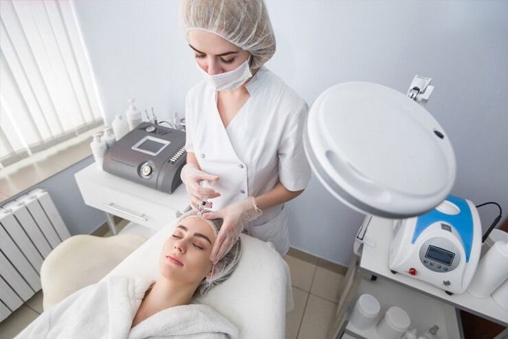 rejuvenecimiento de la piel del rostro en un salón de cosmetología