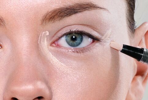 Es mejor eliminar las arrugas debajo de los ojos que disimularlas con cosméticos. 